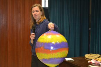 Presentación de la muestra de un huevo de Pascua gigante.